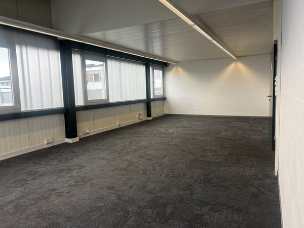 BÜRO 28 m² MIT SEESICHT & KLIMAANLAGE Inkl. Aussenparkplatz – per sofort verfügbar 1