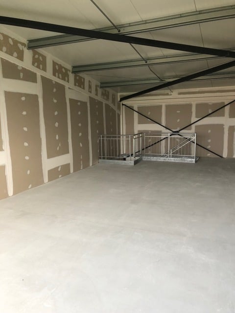 Gewerbe & Garagenbox für Ihr Business mit XXL Sektionaltor 9