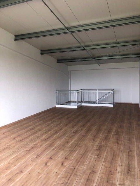 Gewerbe & Garagenbox für Ihr Business mit XXL Sektionaltor 15