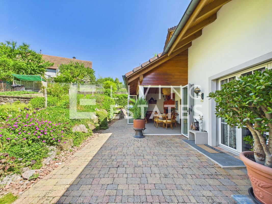 A PRESENCE OF LASTING VALUE - ELEGANT. HIGH-QUALITY. VERY WELL-MAINTAINED.