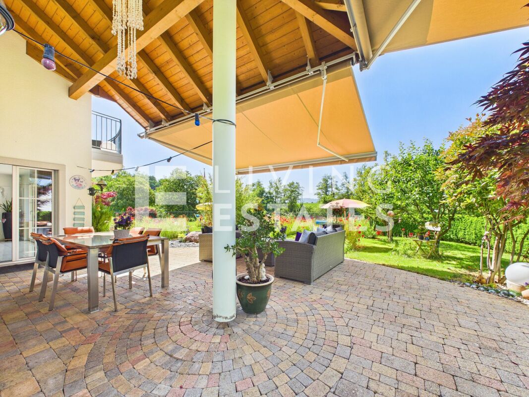 A PRESENCE OF LASTING VALUE - ELEGANT. HIGH-QUALITY. VERY WELL-MAINTAINED.