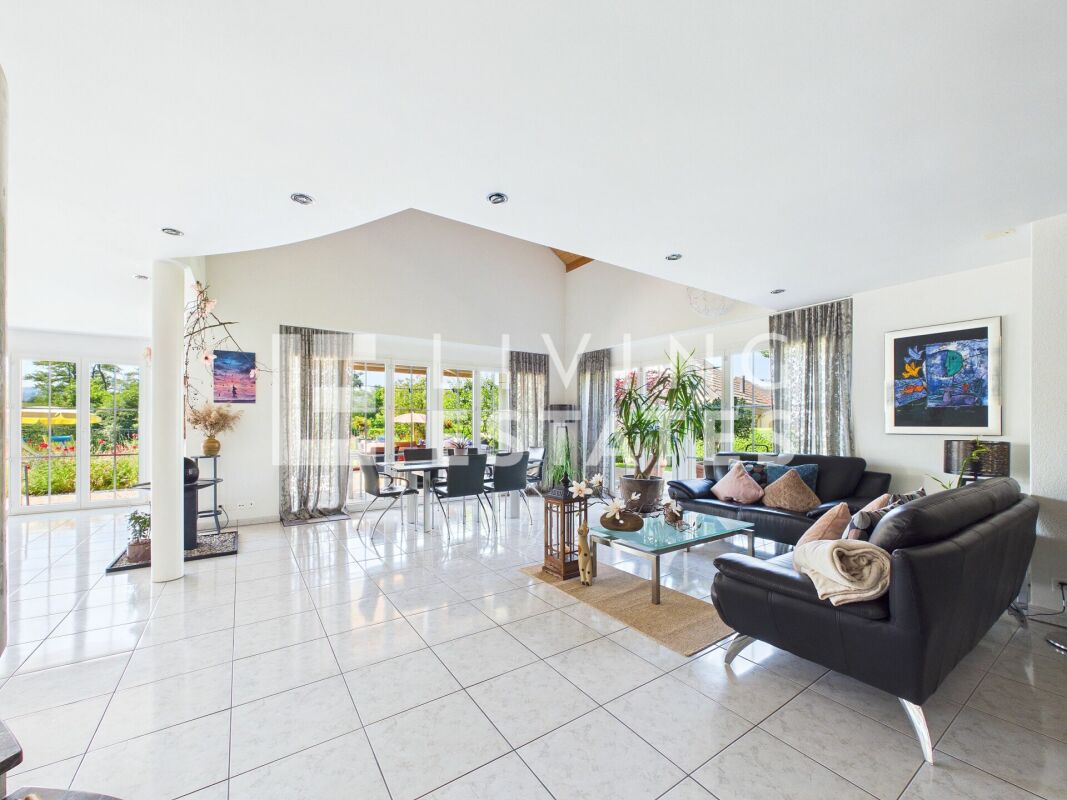 A PRESENCE OF LASTING VALUE - ELEGANT. HIGH-QUALITY. VERY WELL-MAINTAINED.