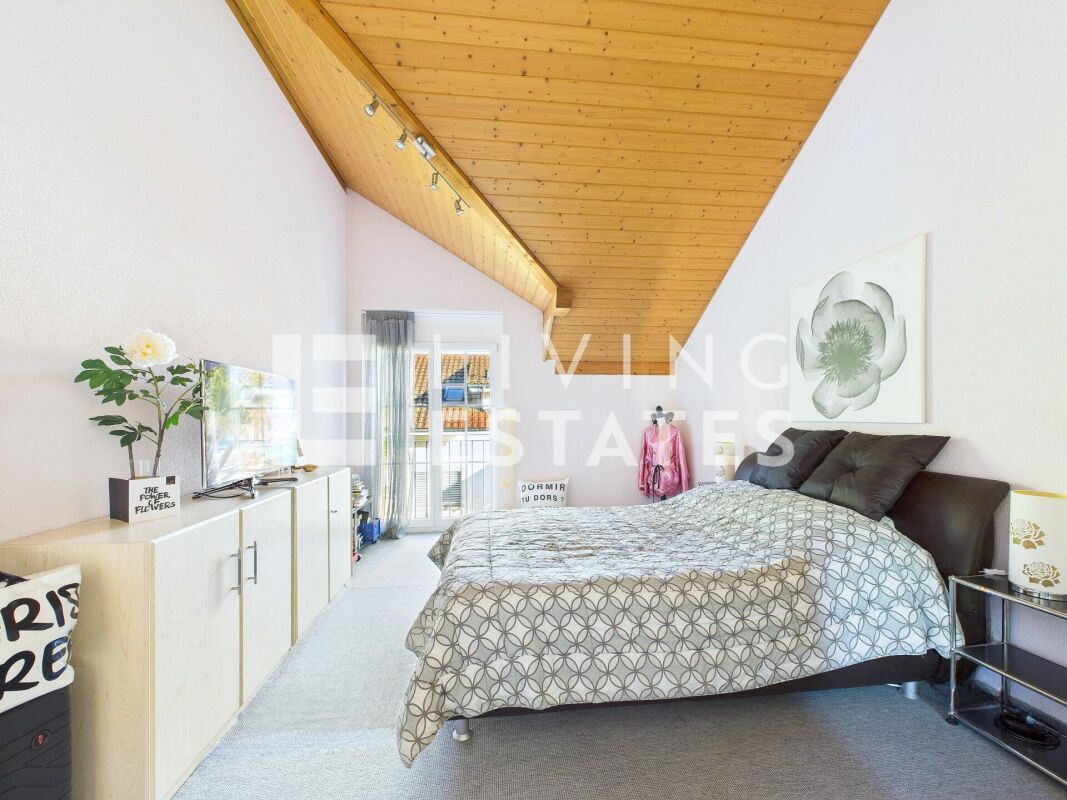 A PRESENCE OF LASTING VALUE - ELEGANT. HIGH-QUALITY. VERY WELL-MAINTAINED.