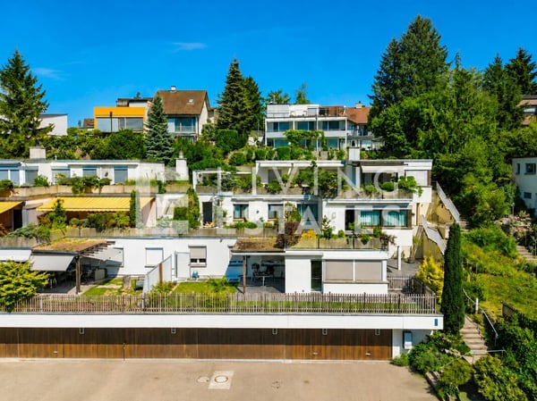 TERRASSENHAUS MIT PANORAMABLICK UND INDIVIDUELLEM LICHTKONZEPT