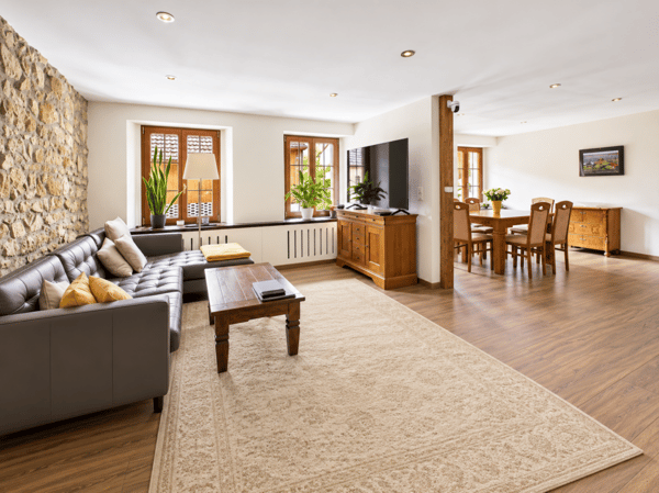 CHARMANTE MAISONETTE MIT VIEL PLATZ UND BESONDEREM WOHNAMBIENTE