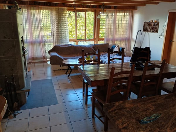 Zwei aneinandergebaute Liegenschaften mit 1139 m2 Grundstück in der Kern- und Landwirtschaftszone 10