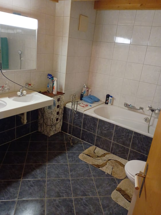 Zwei aneinandergebaute Liegenschaften mit 1139 m2 Grundstück in der Kern- und Landwirtschaftszone 13