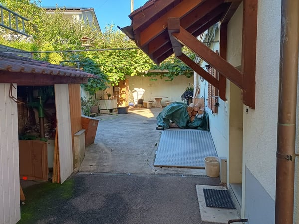 Zwei aneinandergebaute Liegenschaften mit 1139 m2 Grundstück in der Kern- und Landwirtschaftszone 8