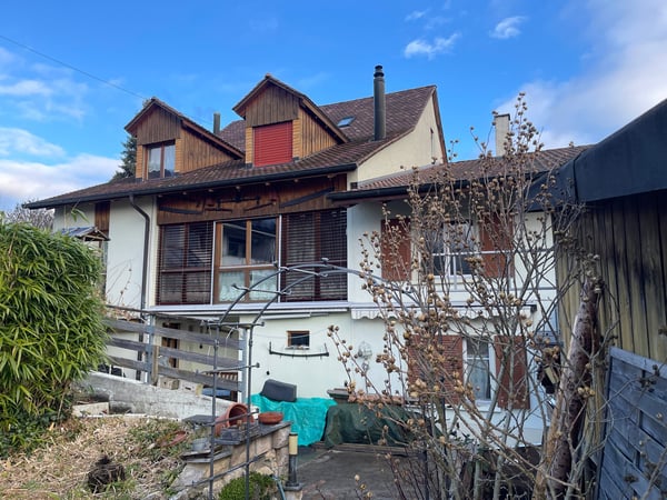 Zwei aneinandergebaute Liegenschaften mit 1139 m2 Grundstück in der Kern- und Landwirtschaftszone 2