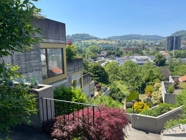 3.5-Zimmer-Eigentumswohnung mit Studio, grosszügigen Terrassen und idealer Lage 1