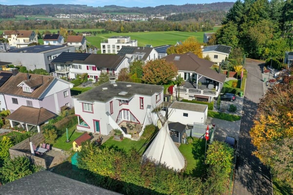 Freistehendes 1.5-Zimmer-Einfamilienhaus mit Gartenidylle und viel Charme 1