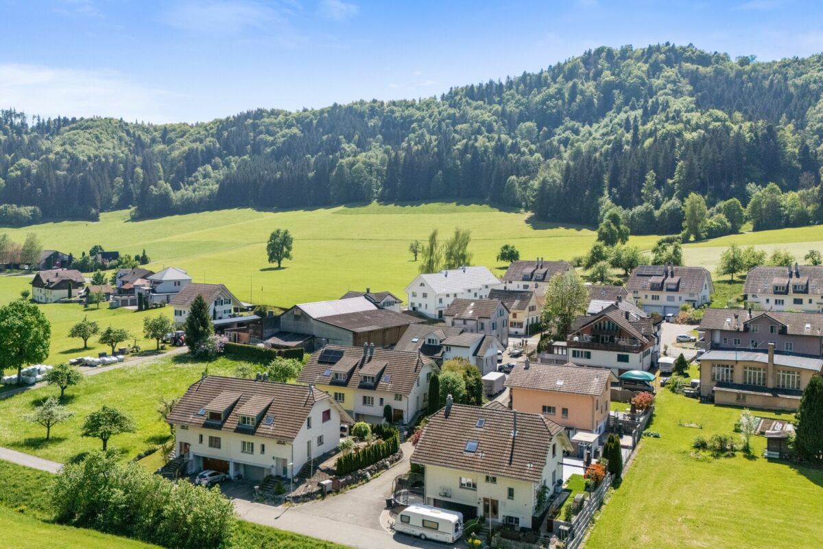 Gepflegtes Doppeleinfamilienhaus mit Gartenidylle