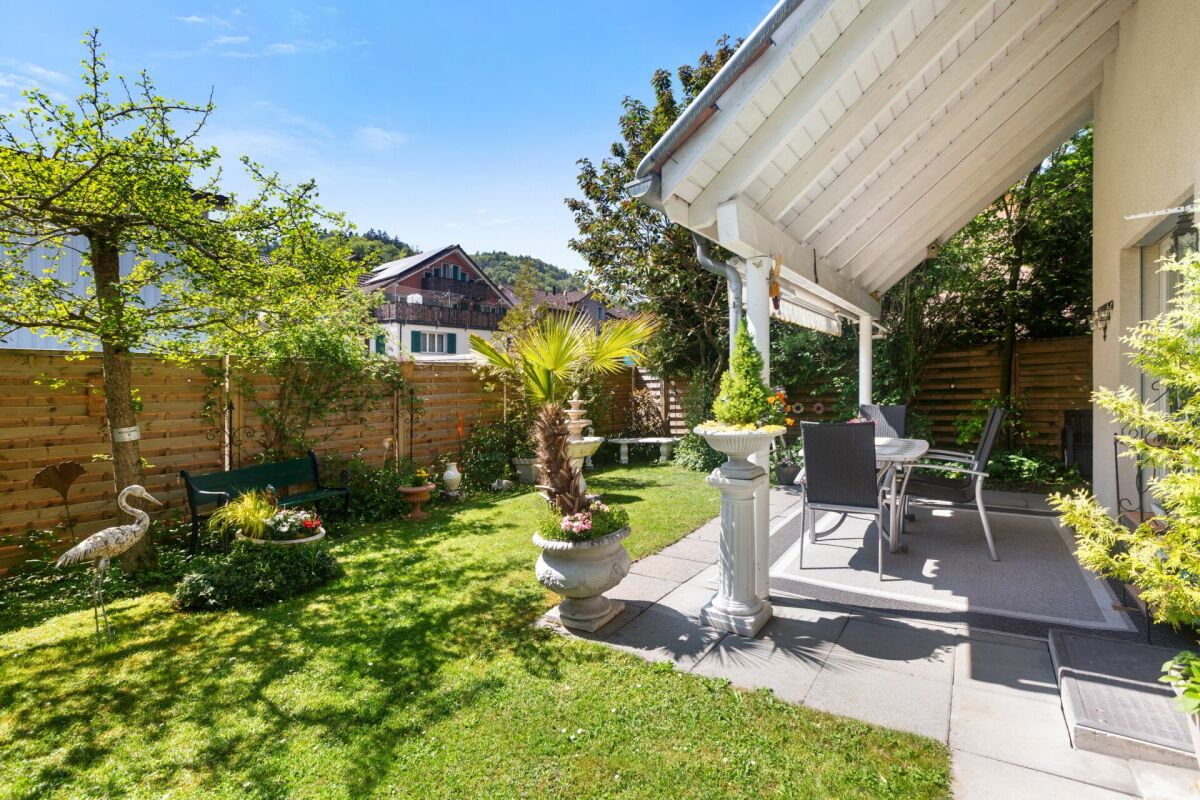 Gepflegtes Doppeleinfamilienhaus mit Gartenidylle