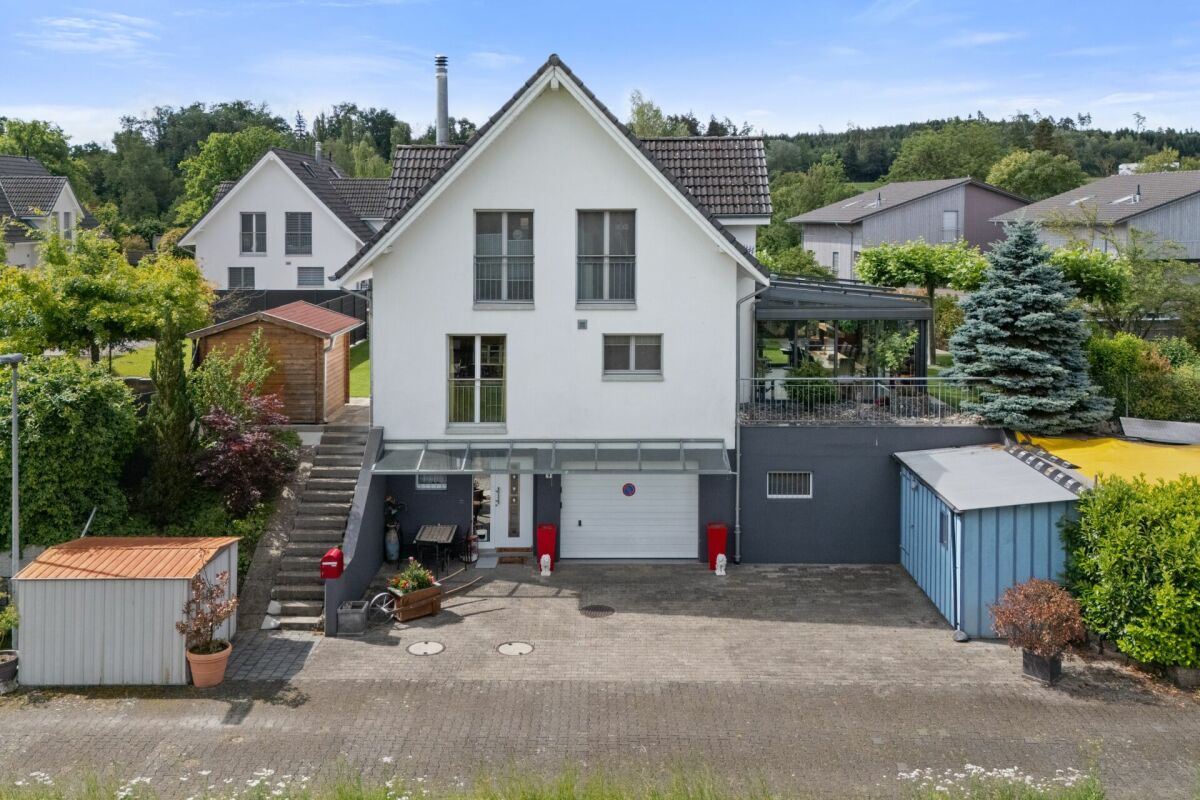 Einfamilienhaus mit gepflegtem Garten und einzigartiger Garage