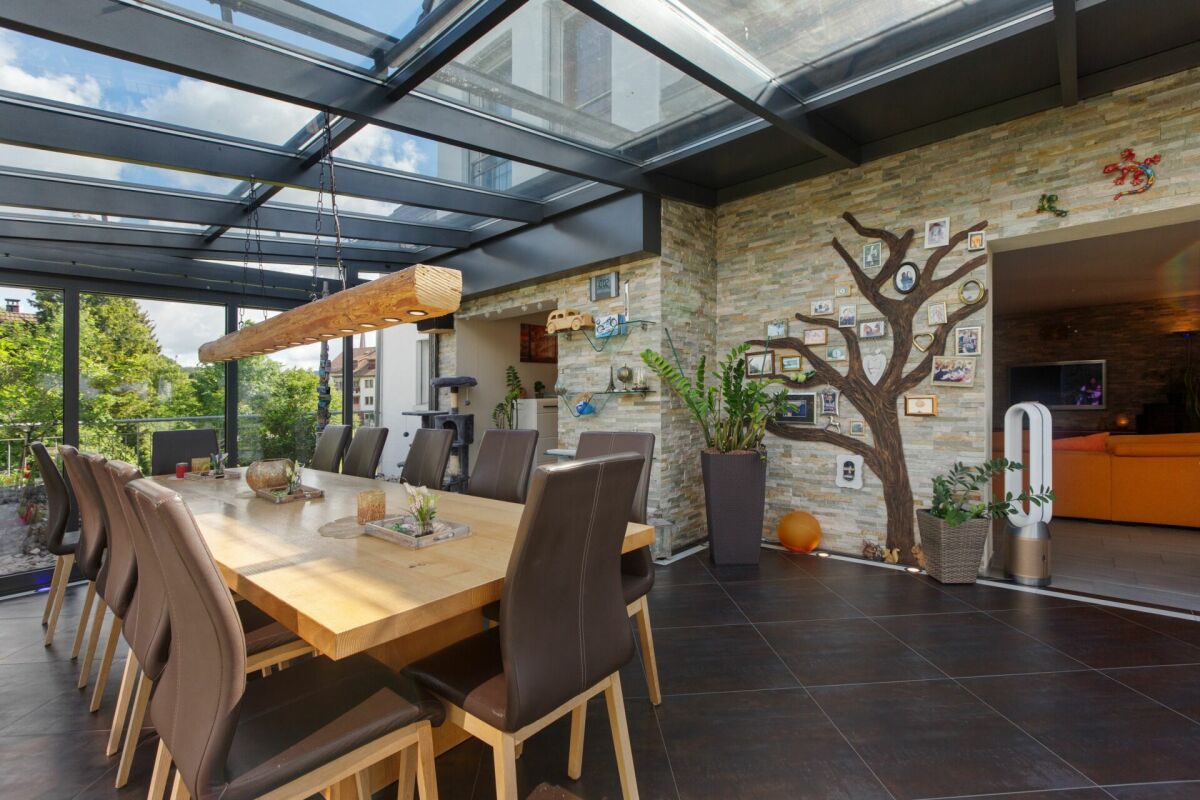 Einfamilienhaus mit gepflegtem Garten und einzigartiger Garage