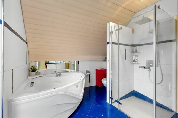Einfamilienhaus mit gepflegtem Garten und einzigartiger Garage 10