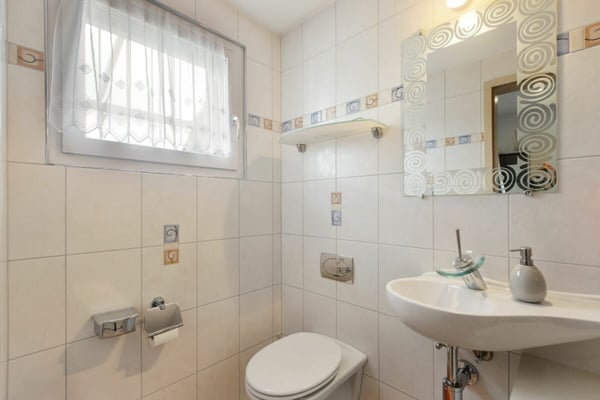 Einfamilienhaus mit gepflegtem Garten und einzigartiger Garage 11