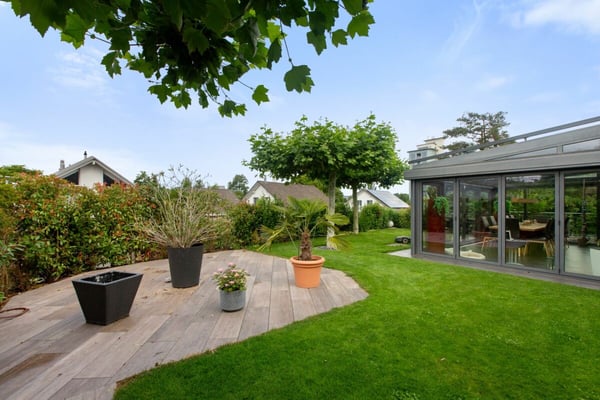 Einfamilienhaus mit gepflegtem Garten und einzigartiger Garage 2