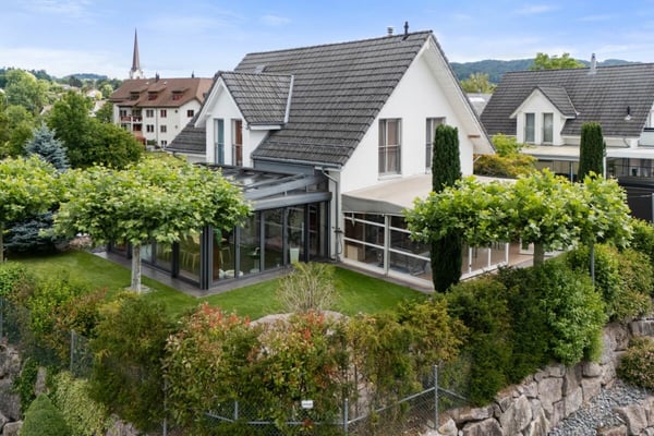 Einfamilienhaus mit gepflegtem Garten und einzigartiger Garage 1