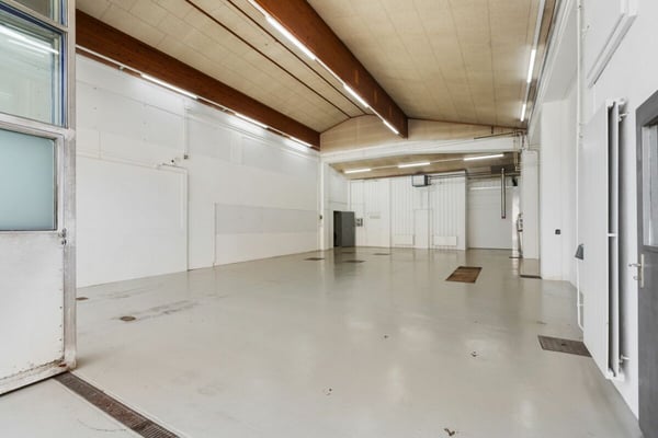 Sofort nutzbar - ausgebaute Gewerbehalle mit Aussenfläche 3