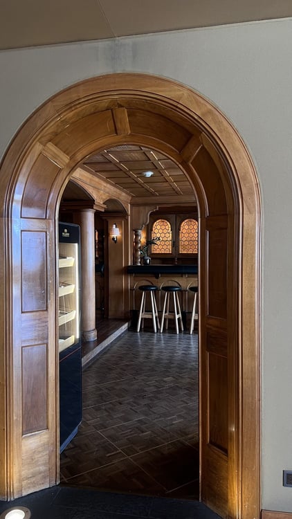 Werde Teil des The Grand Arosa Pop-Up Hotels  Übernehme die berühmte Nosti Bar im ehemaligen Arosa Kulm Hotel 5