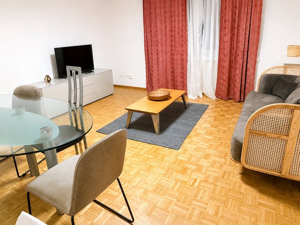 🏡 Premium Fully Furnished 3.5-Room Corporate Apartment with Balcony | Zürich Wiedikon 1
