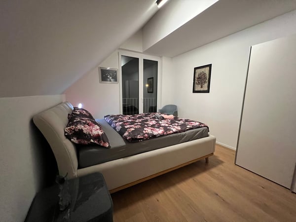 💎 Spacious & Fully Furnished 4.5-Room Apartment with Balcony & Stunning Views in Embrach 8