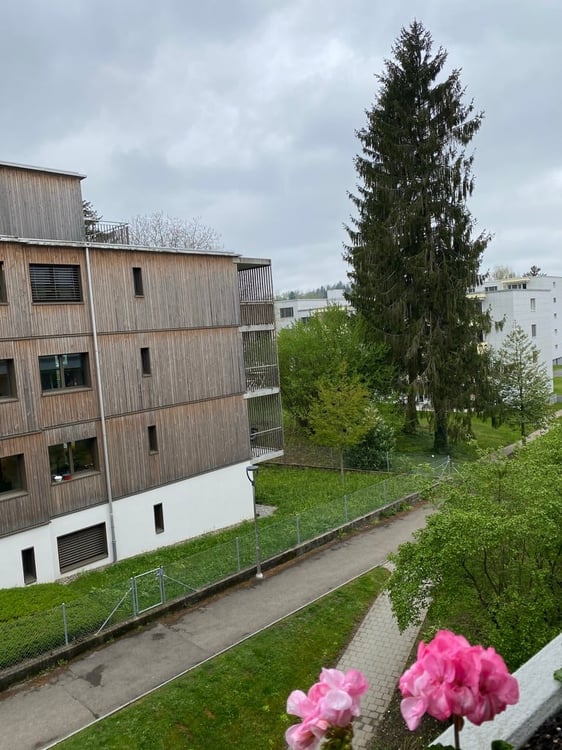 💎 Elegant Furnished 4.5-Room Home with a Beautiful Balcony in Seebach 32
