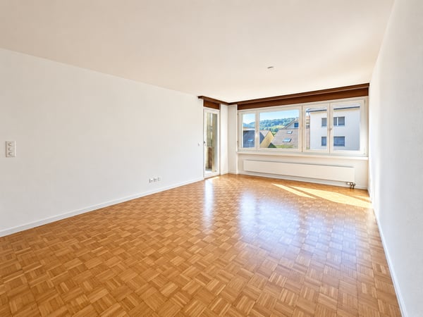 Helle 4.5-Zimmer-Wohnung mit Balkon in ruhiger Lage – Oberweningen 1
