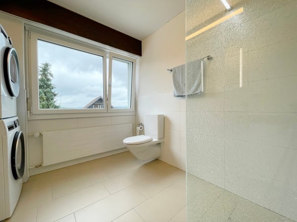 ruhige, 116m² 3.5 Zr. Wohnung inkl. Doppelgarage und Abstellplatz 12