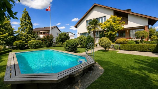 Freistehendes Einfamilienhaus mit Swimmingpool 1