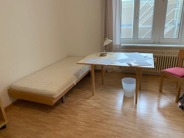 Helles Zimmer mit eigener Dusche/WC, gemeinsame Nutzung von Küche und Essraum 1