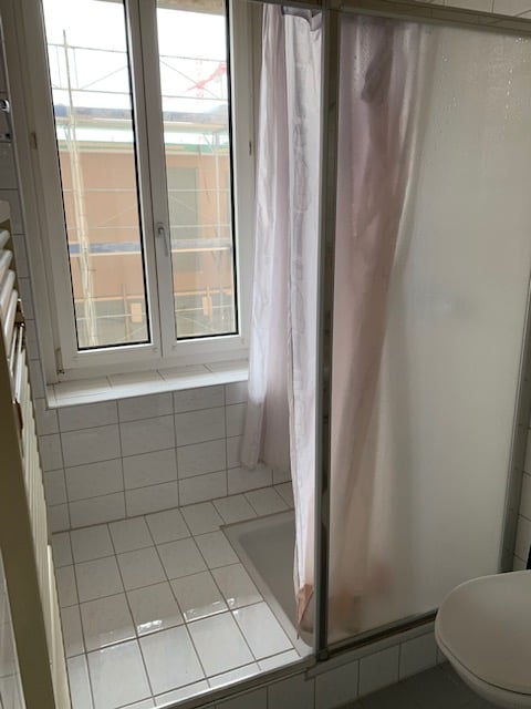 Helles Zimmer mit eigener Dusche/WC, gemeinsame Nutzung von Küche und Essraum 6