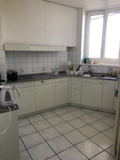 Helles Zimmer mit eigener Dusche/WC, gemeinsame Nutzung von Küche und Essraum 8