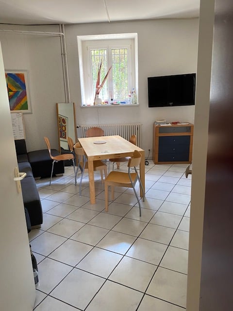 Helles Zimmer mit eigener Dusche/WC, gemeinsame Nutzung von Küche und Essraum 7