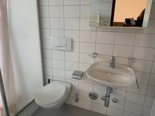 Helles Zimmer mit eigener Dusche/WC, gemeinsame Nutzung von Küche und Essraum 5
