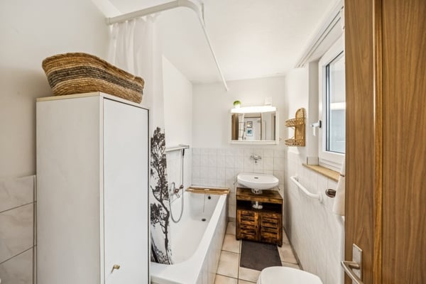 Charmantes freistehendes Chalet mit viel Umschwung 8