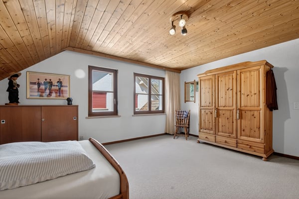8.5-Zimmer-Haus mit Einliegerwohnung 8