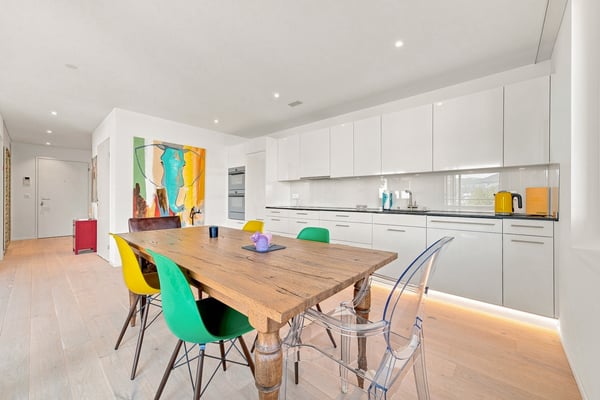 Port - 2.5 pièces récent avec terrasse, balcon et vue dégagée 2