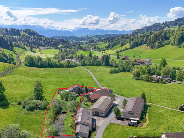 Exklusives Landhausidyll mit 3’874 m² Land, grossem Naturteich und Alpenblick