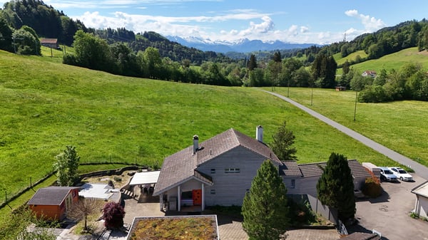Exklusives Landhausidyll mit 3’874 m² Land, grossem Naturteich und Alpenblick 4