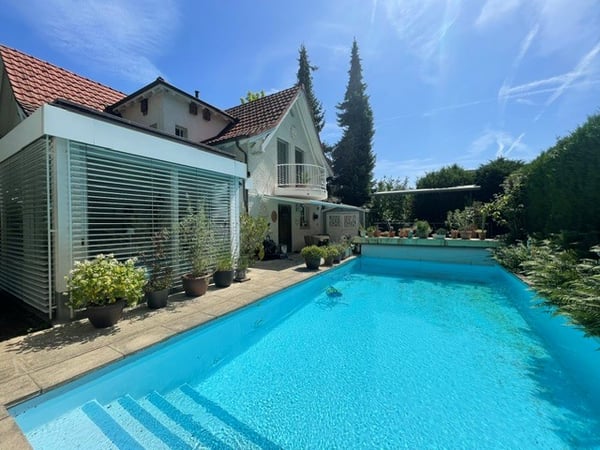 Wunderschönes Einfamilienhaus mit Pool in Pfeffingen 1