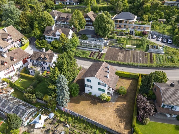 Grundstück mit Potenzial in Herrliberg 2