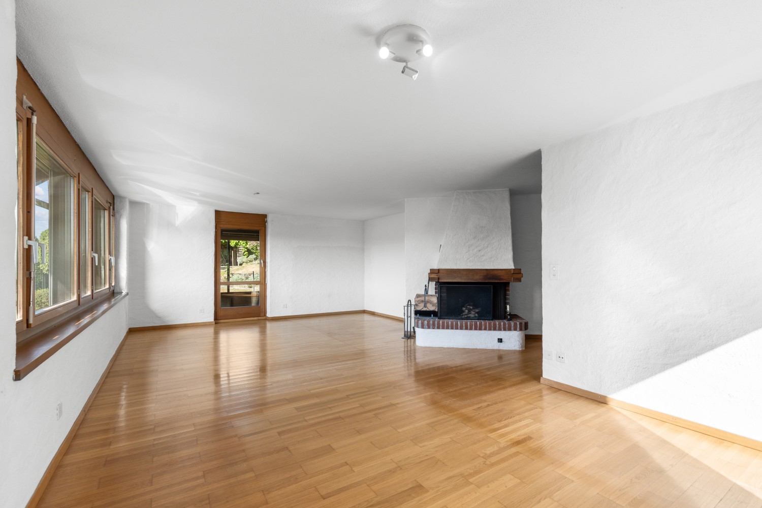 Immobilie in Hüntwangen - Freistehendes Einfamilienhaus mit grossem Garten - Bild 2