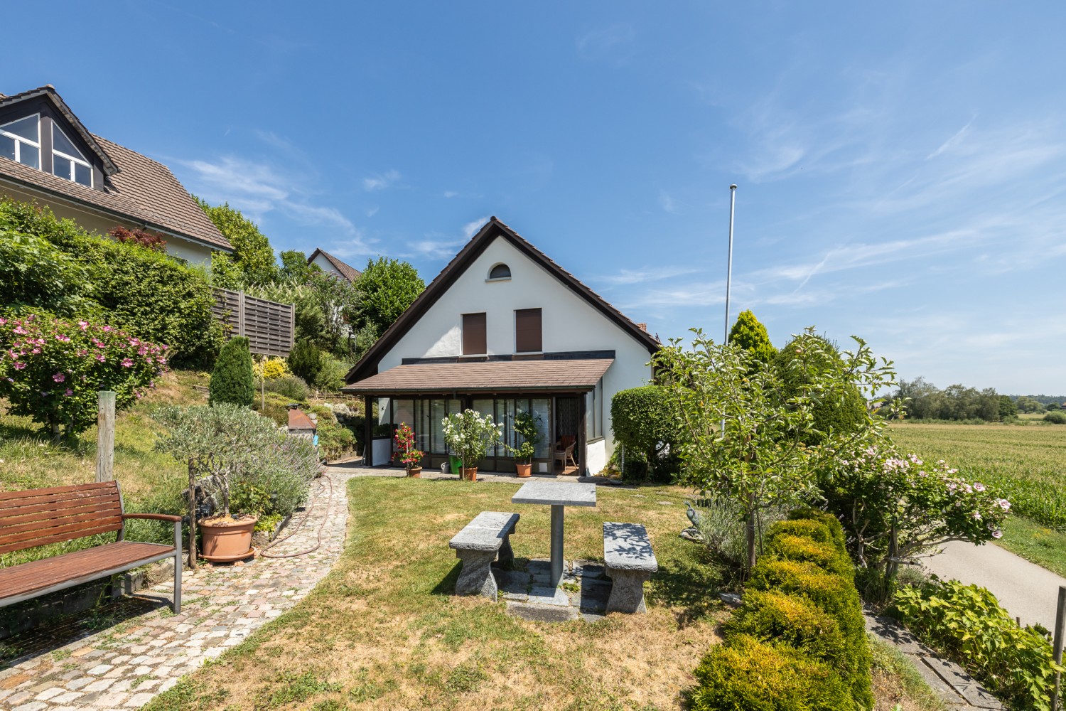 Immobilie in Hüntwangen - Freistehendes Einfamilienhaus mit grossem Garten - Bild 0