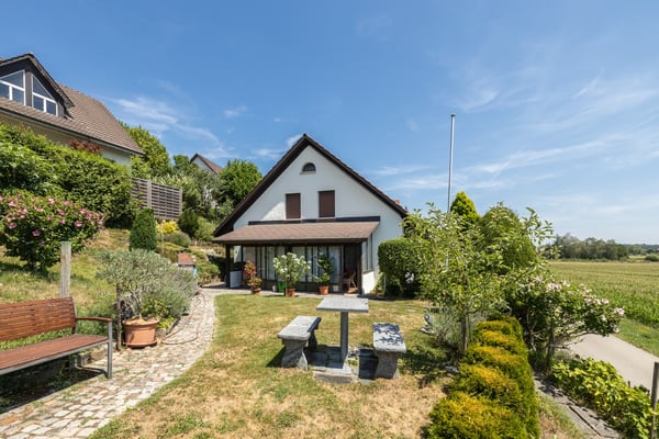 Freistehendes Einfamilienhaus mit grossem Garten 1