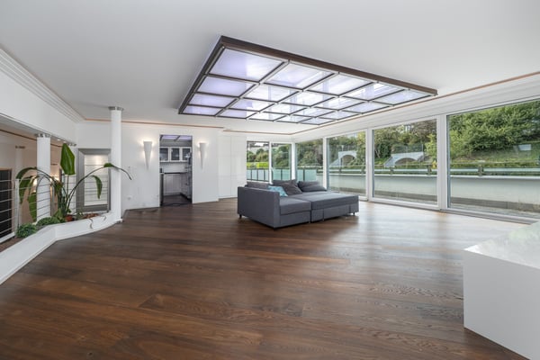 Moderne und grosszügige Attika-Wohnung an ruhiger Lage 2