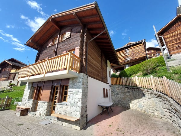 Chalet de 5 pièces à Vernamiège au charme authentique avec vue panoramique 3