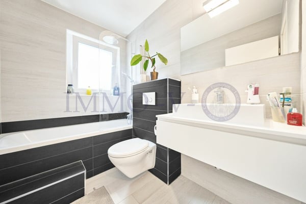 SPACIEUSE DE HAUT STANDING AVEC GRAND JARDIN ET PISCINE 12