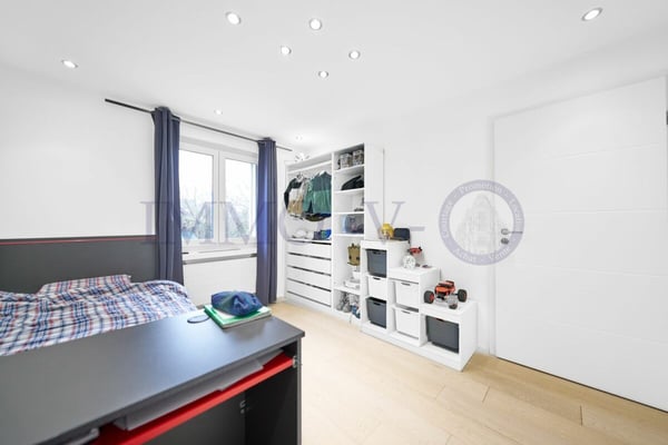 SPACIEUSE DE HAUT STANDING AVEC GRAND JARDIN ET PISCINE 11